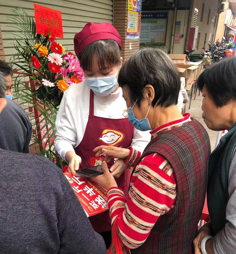 何老板萬(wàn)萬(wàn)沒(méi)想到，自己的餃子云吞店開(kāi)業(yè)的第一天就門(mén)庭若市